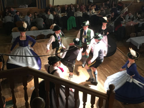 In München steht ein Hofbräuhaus…. - Trachtenverein Almrausch-Stamm München